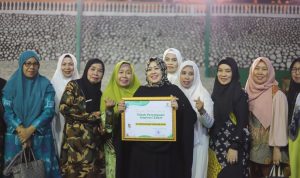 Erna Rasyid Taufan Raih Penghargaan Tokoh Perempuan Inspirasi Zakat Baznas Award