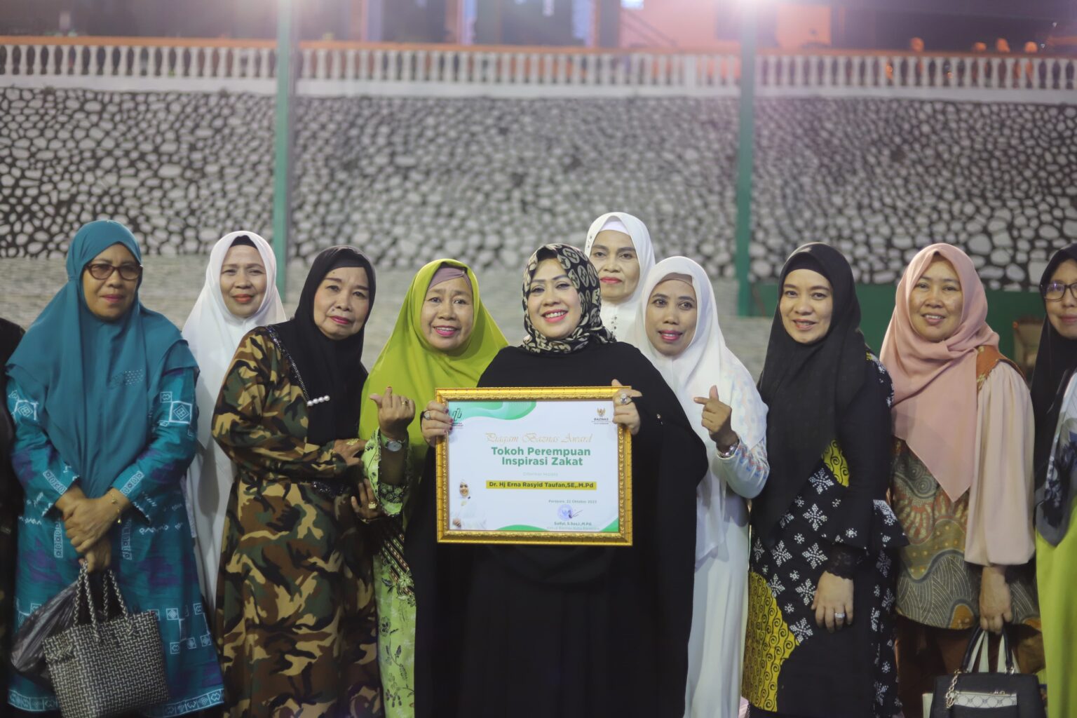 Erna Rasyid Taufan Raih Penghargaan Tokoh Perempuan Inspirasi Zakat Baznas Award