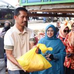 Erna Rasyid Taufan Salurkan Paket Sembako ke Warga Tolotang