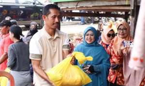 Erna Rasyid Taufan Salurkan Paket Sembako ke Warga Tolotang