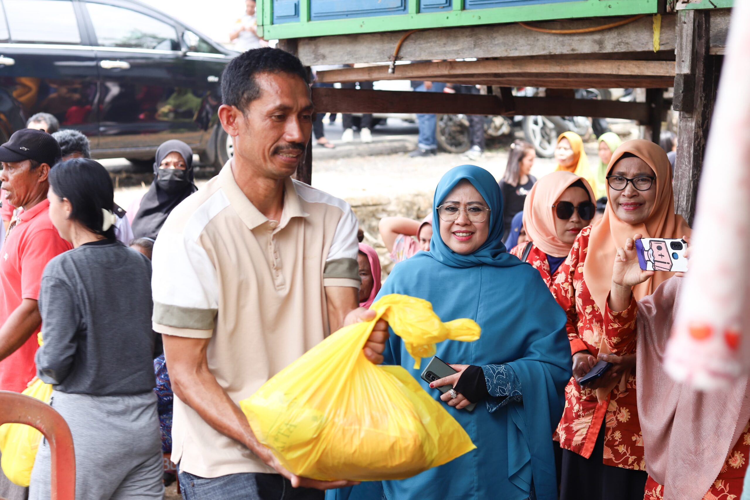 Erna Rasyid Taufan Salurkan Paket Sembako ke Warga Tolotang